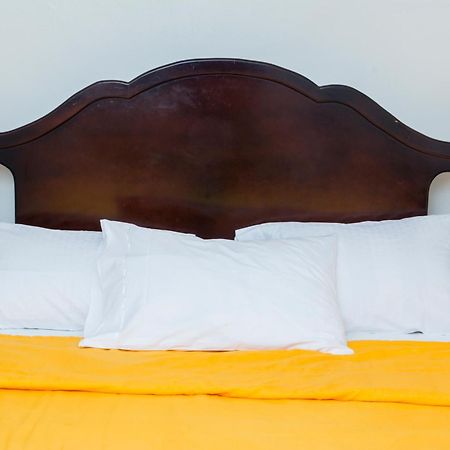 ג'ורג'טאון Windjammer International Cuisine & Comfort Inn חדר תמונה