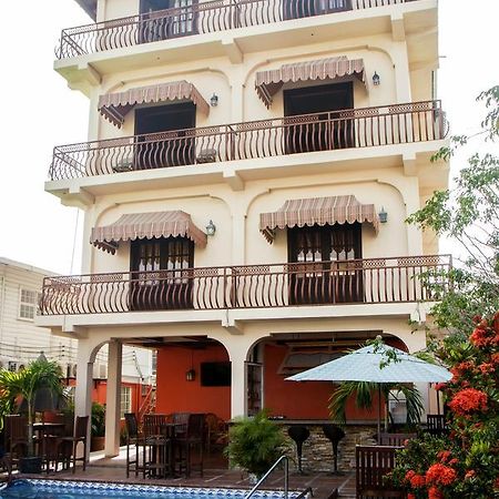 ג'ורג'טאון Windjammer International Cuisine & Comfort Inn מראה חיצוני תמונה