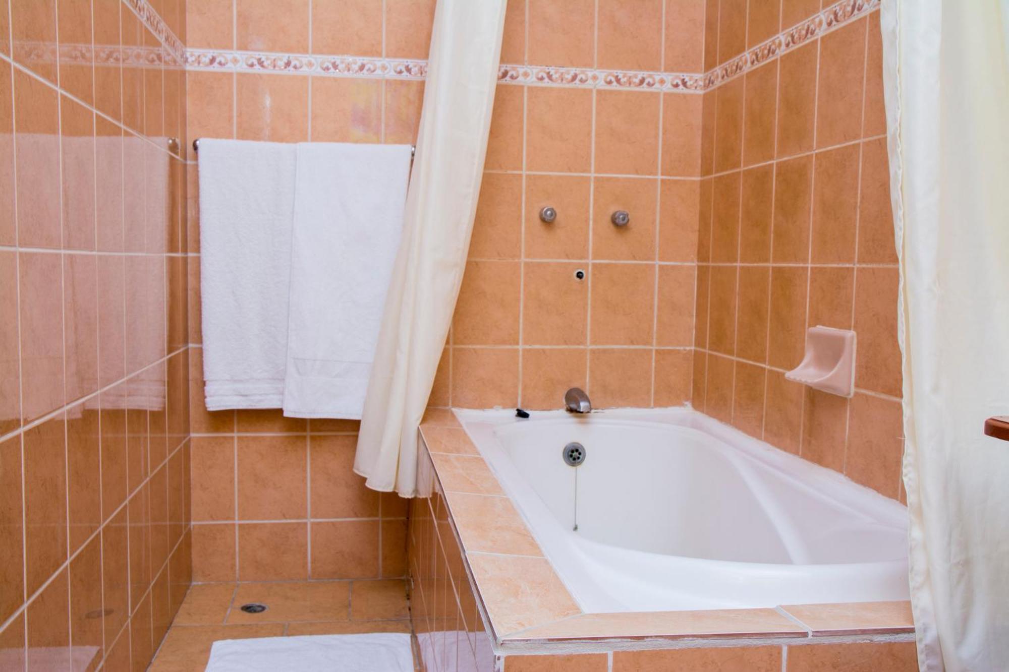 ג'ורג'טאון Windjammer International Cuisine & Comfort Inn חדר תמונה