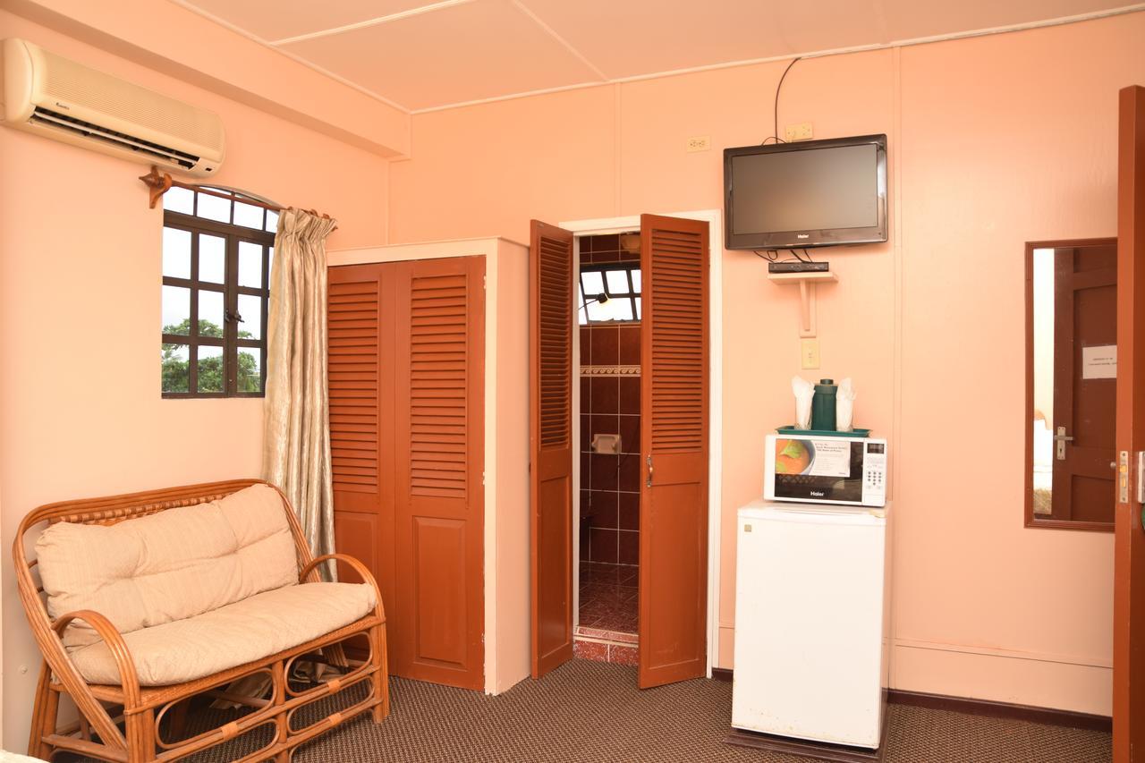 ג'ורג'טאון Windjammer International Cuisine & Comfort Inn מראה חיצוני תמונה