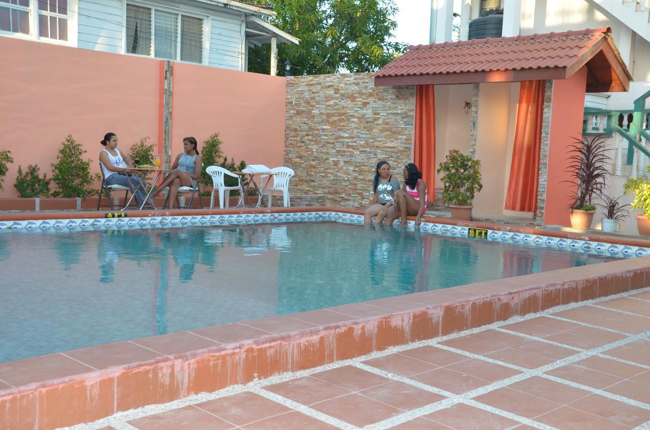 ג'ורג'טאון Windjammer International Cuisine & Comfort Inn מראה חיצוני תמונה