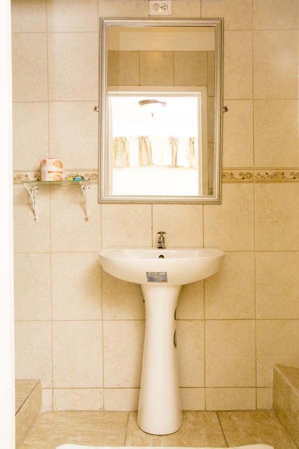 ג'ורג'טאון Windjammer International Cuisine & Comfort Inn מראה חיצוני תמונה