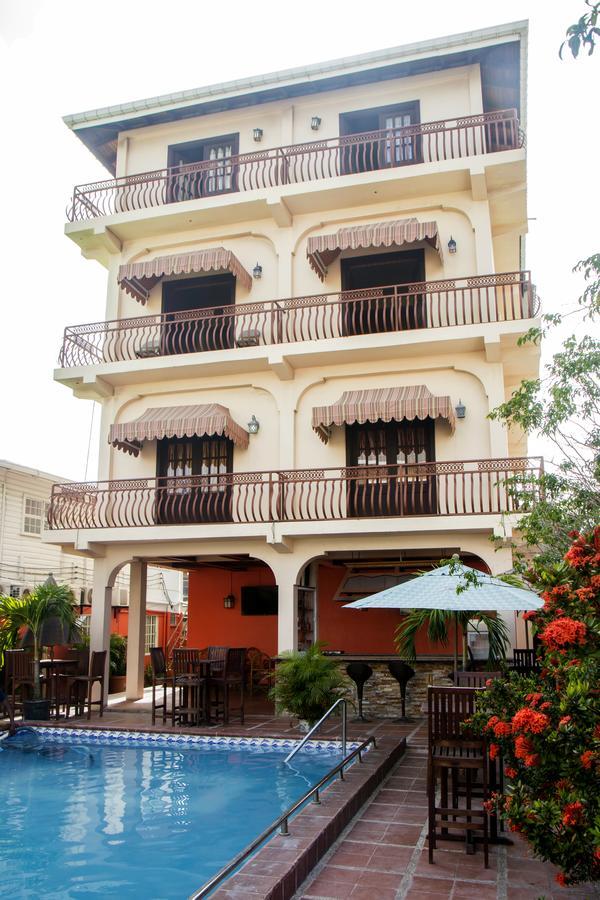 ג'ורג'טאון Windjammer International Cuisine & Comfort Inn מראה חיצוני תמונה