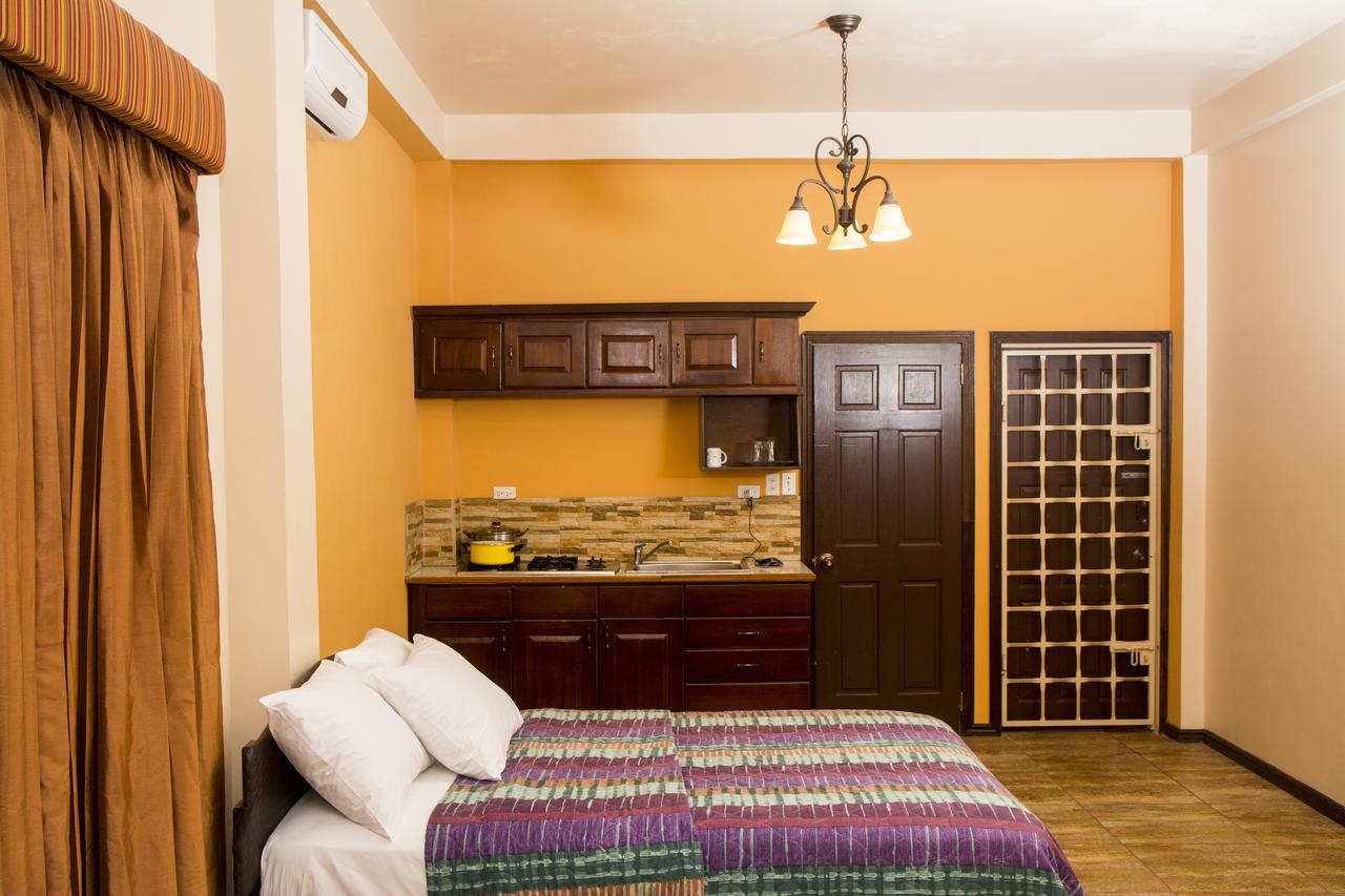 ג'ורג'טאון Windjammer International Cuisine & Comfort Inn מראה חיצוני תמונה