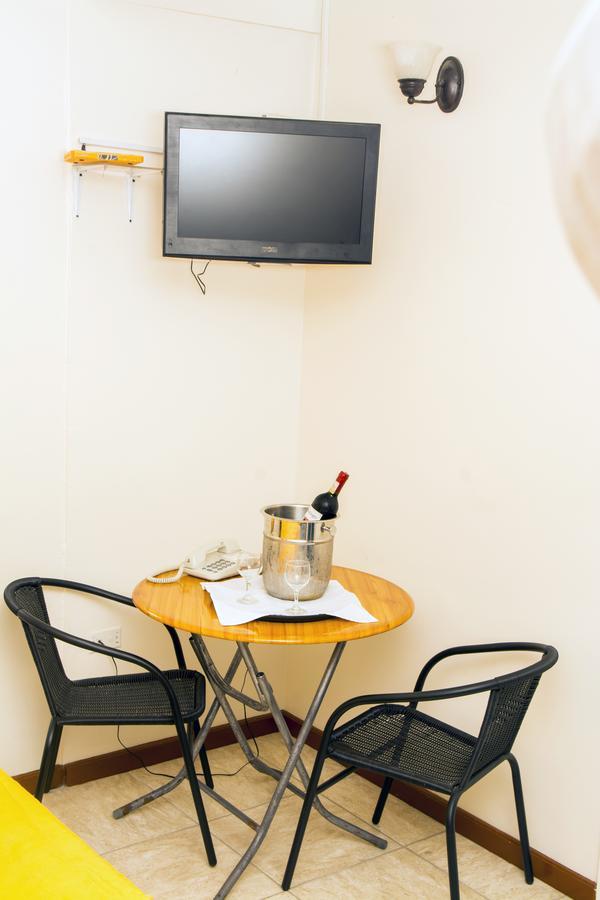 ג'ורג'טאון Windjammer International Cuisine & Comfort Inn חדר תמונה